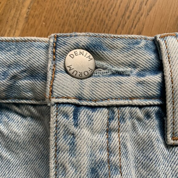 Women's Aritzia Denim Forum 90s Halle Jean Midi Skirt Light Blue Size 26 - Picture 3 of 12